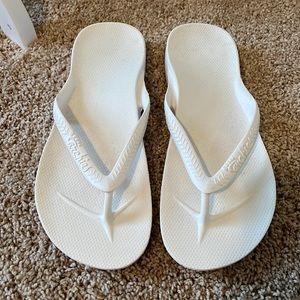 Flip flop sandals size 8 white perfect for the summer!